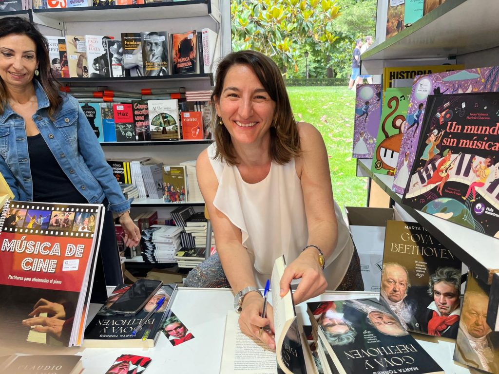 Marta Torres feliz en la Feria del Libro